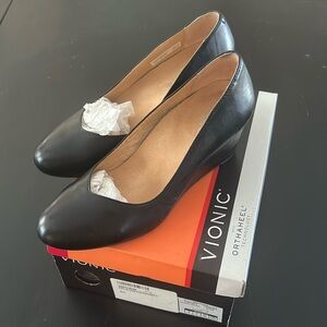 NWT Vionic size 9, black Elevated Antonia